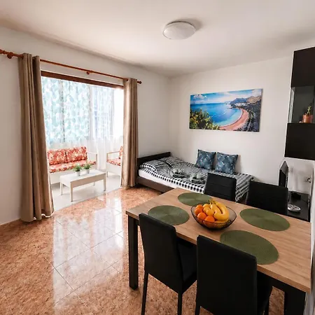 Perfectly Located With Pool Апартаменты